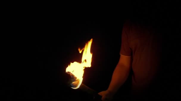Людина Запалює Факел Досліджує — стокове відео