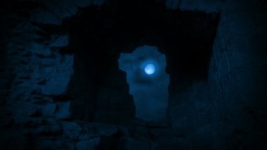 Ay eski kale duvarı gördüm