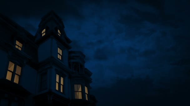 Casa Velha Assustadora Com Luzes Acesas Noite — Vídeo de Stock