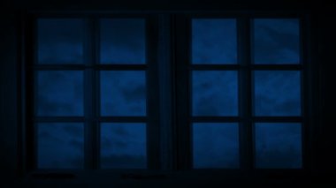 Yatak odası penceresinden gece gökyüzü geçen