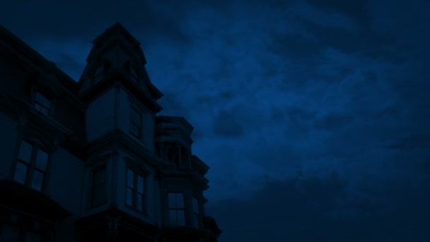 Vieille maison gothique la nuit 