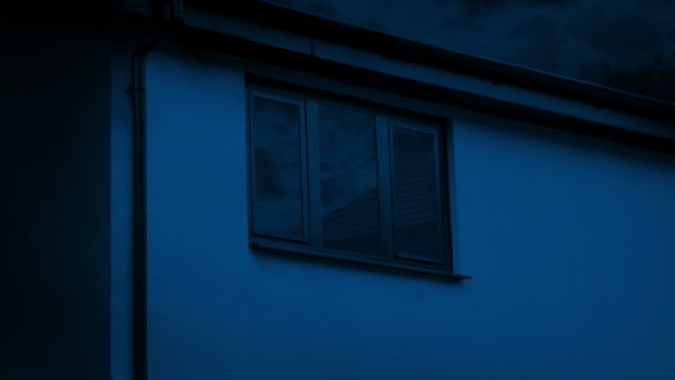 Ventana Casa Con Pasar Cielo Noche — Vídeos de Stock