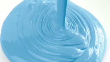 Hafif mavi boya portre dökme