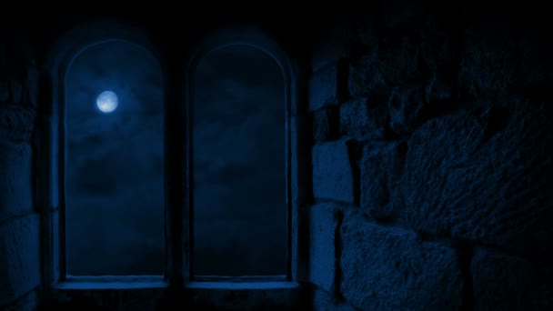 Fenêtre dans un ancien bâtiment en pierre la nuit 