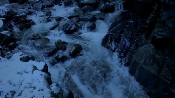 Siguiendo Río Helado Noche — Vídeos de Stock