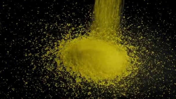 Gelbes Granulat Ergießt Sich Haufen — Stockvideo