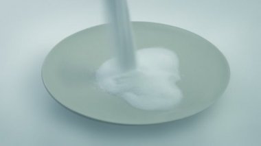 Plaka üzerine tuz dökülen