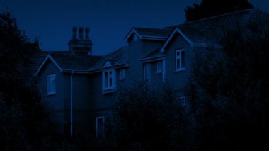 Evler, ağaçlar arasında gece