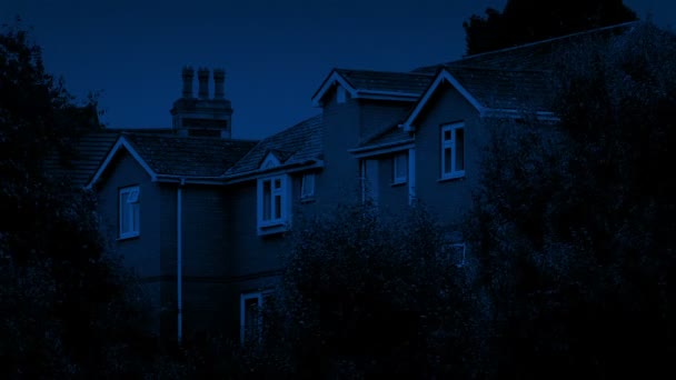 Maisons de nuit parmi les arbres 