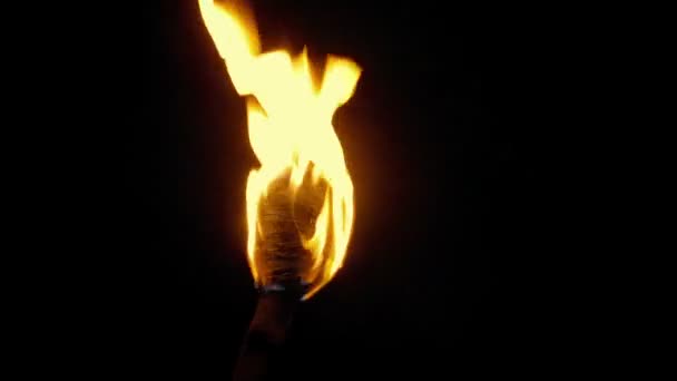 燃烧的火炬被抓住了 然后离开特写镜头 — 图库视频影像