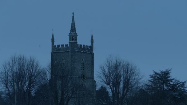 Eglise Avec Neige Tombant Dans Soirée — Video