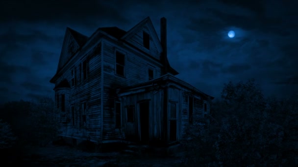 Luna Sobre Vieja Casa Abandonada — Vídeo de stock