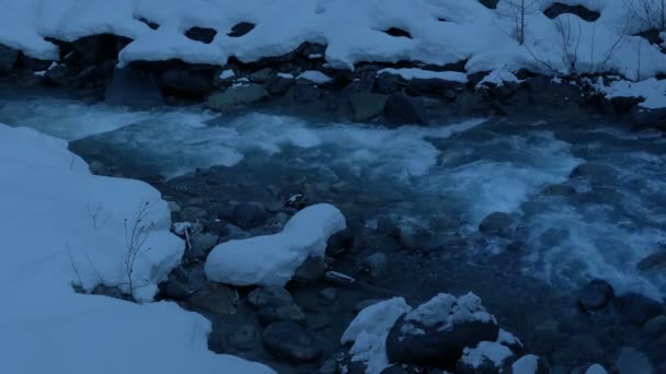 Eiskalter Gebirgsfluss Der Dämmerung — Stockvideo