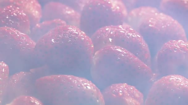 Eisdampf Über Gekühlten Erdbeeren — Stockvideo