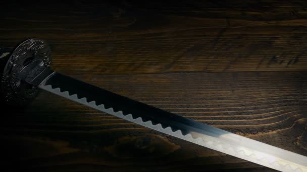 Samurai Schwert Auf Hölzerner Oberfläche — Stockvideo