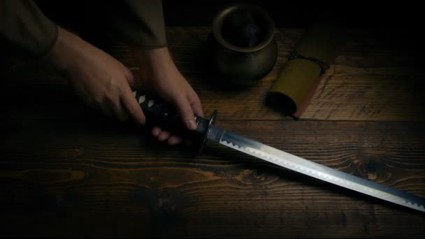 武士剑被捡到桌子上 — 图库视频影像