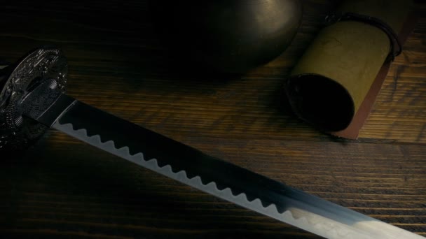 Σπαθί Σαμουράι Περνώντας Στο Τραπέζι — Αρχείο Βίντεο