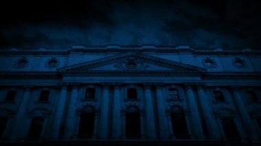 Gece klasik binanın ön