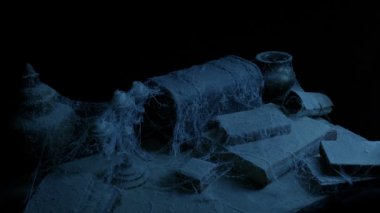 Karanlık odada aldı eski ahşap göğüs