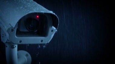 CCTV kamera yağmurlu akşamı geçen