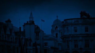 Şehir manzarası ile Union Jack bayrak gece