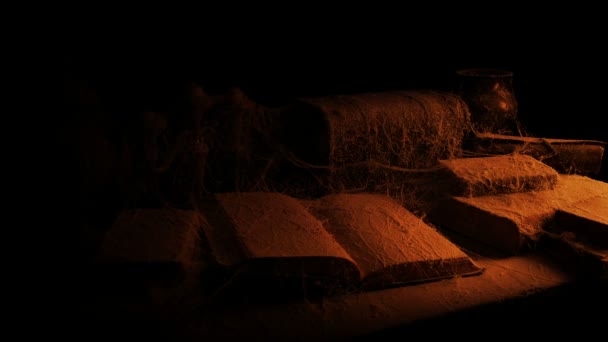 Tozlu Eski Kitap Mum Işığında Aldı — Stok video