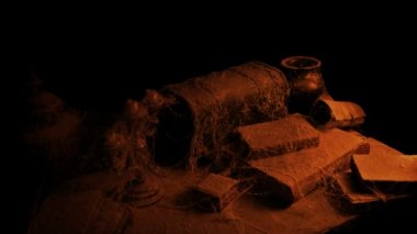 Eski göğüs mum ışığında aldı