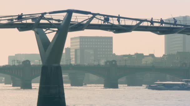 Menschen Überqueren Fußgängerbrücke Der Stadt — Stockvideo