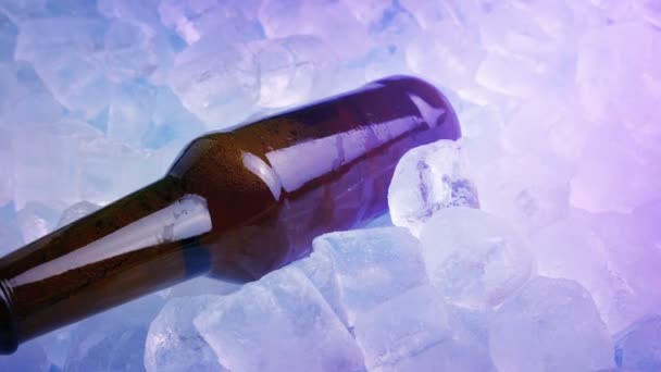Bière ramassée sur la glace dans les lumières du club 