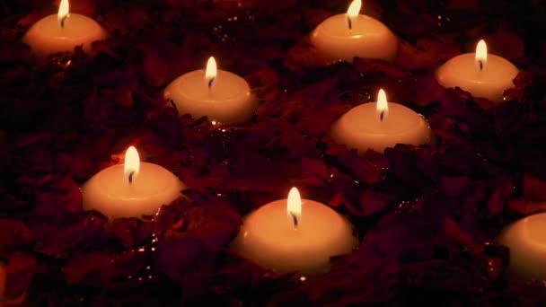 与鲜花和蜡烛移动的浴 — 图库视频影像