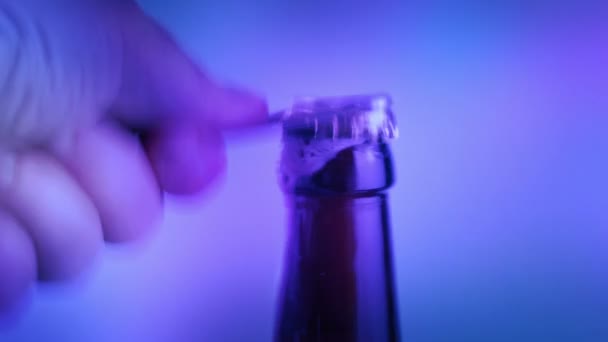 Πρόσωπο Ανοίγει Μπουκάλι Μπύρας Στο Πάρτι — Αρχείο Βίντεο