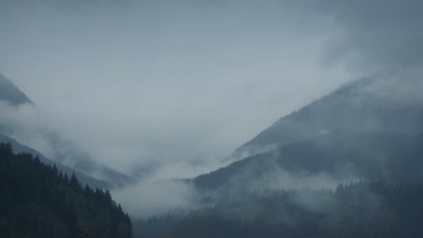 Nebbia Vorticoso Sopra Vasto Paesaggio Montano — Video Stock