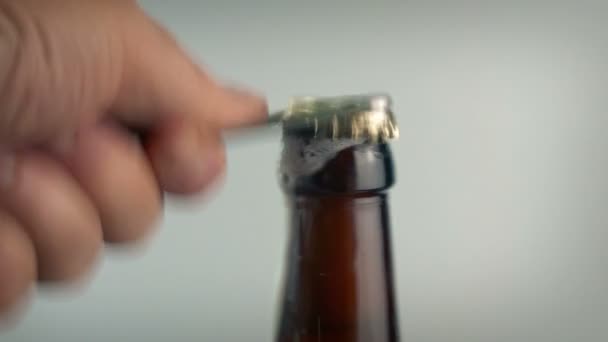 Μπύρα Είναι Ανοιχτή Και Αφρούς — Αρχείο Βίντεο