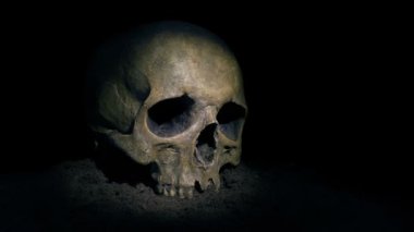 Meşale Yerde Kafatası yanar