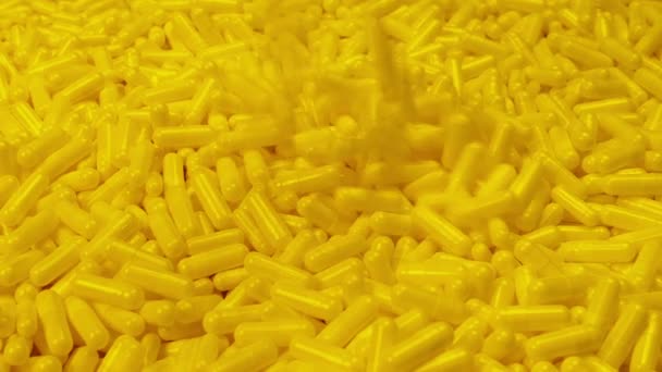 Κίτρινα Καψάκια Συμπληρώματος Συσκευασμένα Συσκευασία Pile — Αρχείο Βίντεο