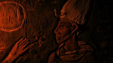 Antik Mısır Boyalı Duvar Sanatı Meşale ile Aydınlatılmış