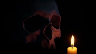 Eski Kafatasının Yanında Yanan Mum