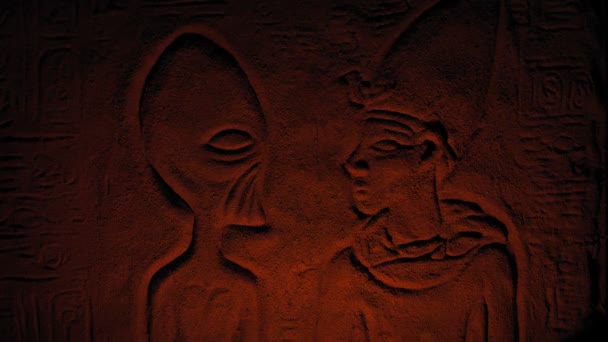 Antike Wandschnitzereien Von Außerirdischen Leuchteten Grab Auf — Stockvideo