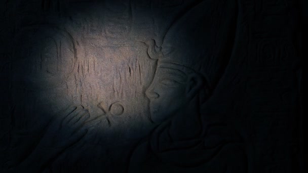 Person Leuchtet Fackel Auf Ägyptischer Wandschnitzerei — Stockvideo