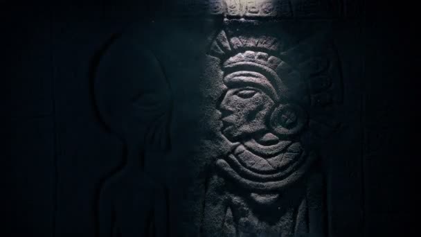 火炬点亮在玛雅神庙的外星人雕刻 — 图库视频影像
