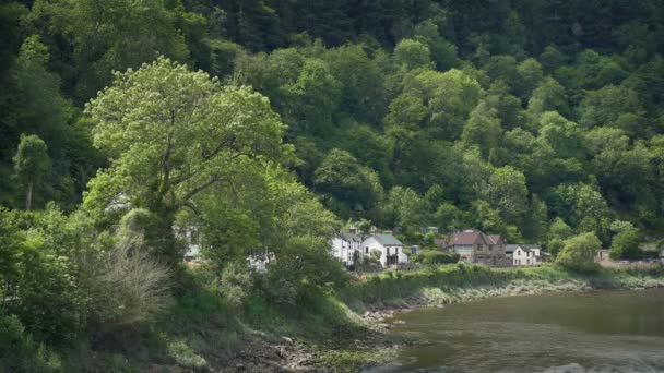 Maisons Bord Rivière Dans Joli Paysage Rural — Video