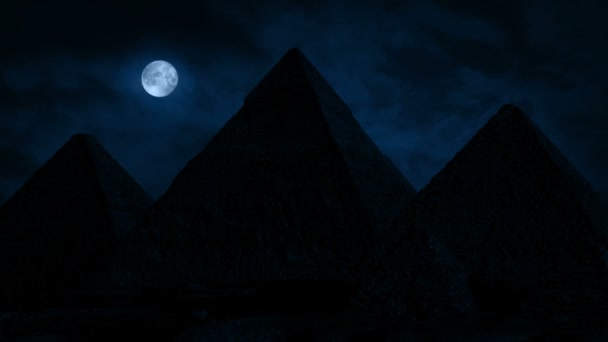 金字塔在夜间与月亮头顶 — 图库视频影像