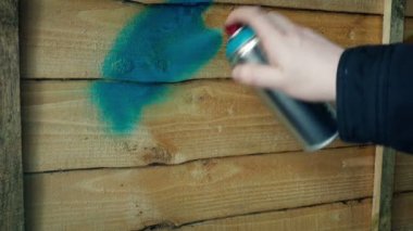 Kişi Sprey Boyalar Çit - Vandalizm Mülkiyet Hasar
