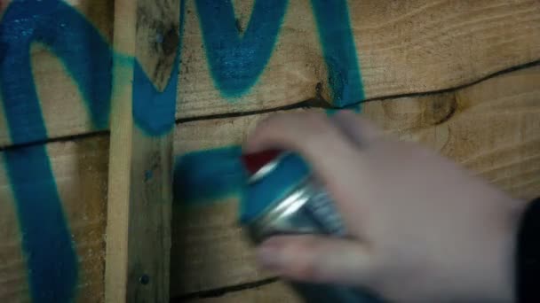 Graffiti Spray Festett Kerítés Closeup — Stock videók