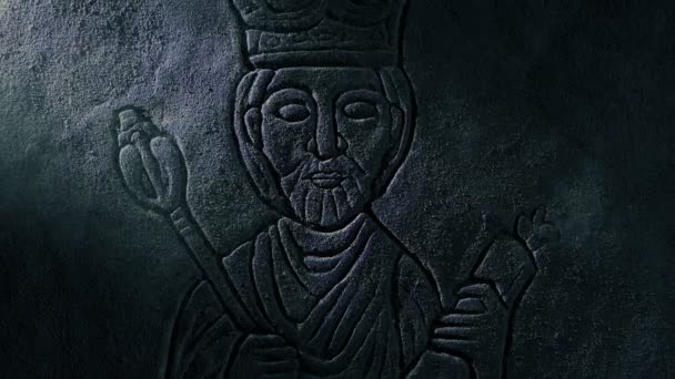 Middeleeuwse Koning Carving Onthuld Graf — Stockvideo