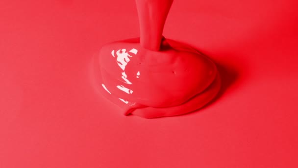 红色油漆被浇到红色表面上 — 图库视频影像