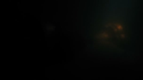 潜水员在金色圣杯水下闪耀火炬 — 图库视频影像