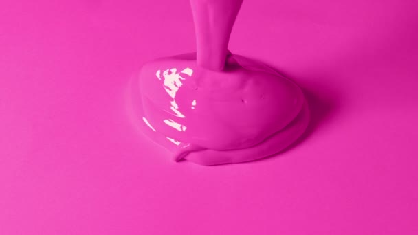 Pintura Rosa Vierte Sobre Superficie Rosa — Vídeo de stock