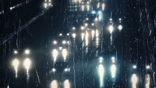 Viel Befahrene Straße Bei Starkem Regen Durch Fenster — Stockvideo