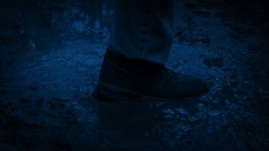 Gece Içinde Puddle ayak sıçramaları